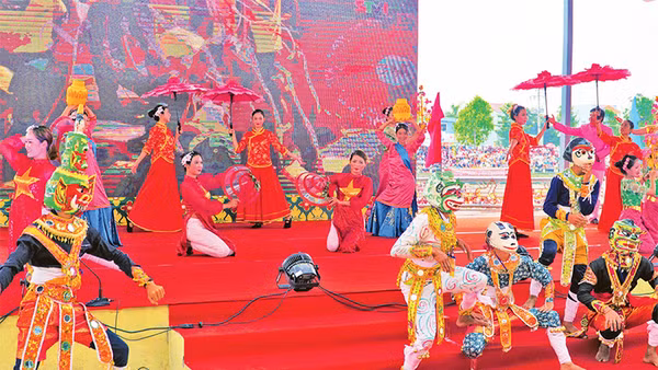 Tiết mục hội xuân của các dân tộc anh em ở Sóc Trăng trong dịp chào mừng năm mới.