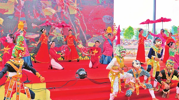 Tiết mục hội xuân của các dân tộc anh em ở Sóc Trăng trong dịp chào mừng năm mới.