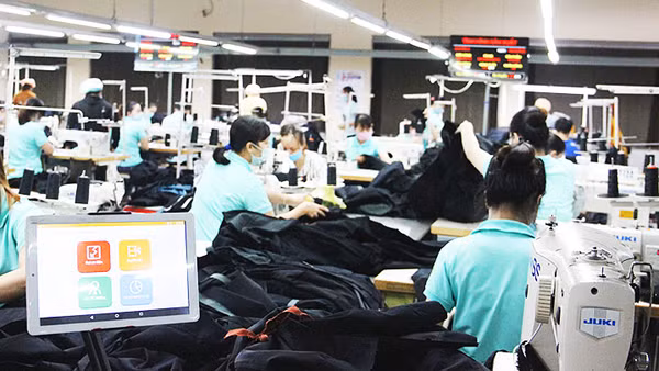 Mỗi chuyền có một máy tính bảng để sử dụng.