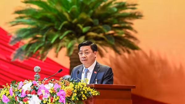 Đồng chí Dương Văn Thái, Ủy viên Trung ương Đảng khóa XIII, Bí thư Tỉnh ủy, Chủ tịch HĐND tỉnh Bắc Giang trình bày tham luận. Ảnh: TUẤN ANH - DUY LINH