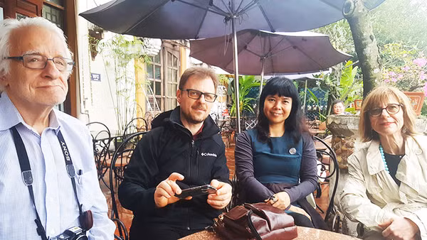 Từ trái qua phải - dịch giả Đức Guenter Giesenfeld, nhà thơ Sándor Halmosi, nhà văn Kiều Bích Hậu, nhà thơ Laura Garavaglia.