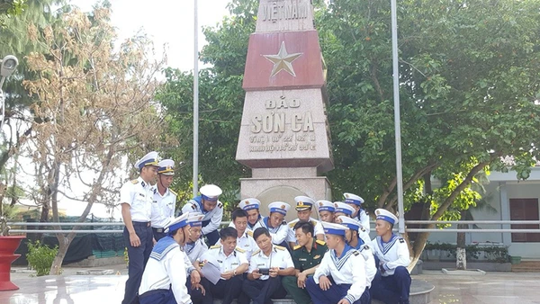 Cán bộ, chiến sĩ trên đảo Sơn Ca (Trường Sa, Khánh Hòa) theo dõi tin tức về Đại hội XIII của Đảng. Ảnh: PHONG NGUYÊN