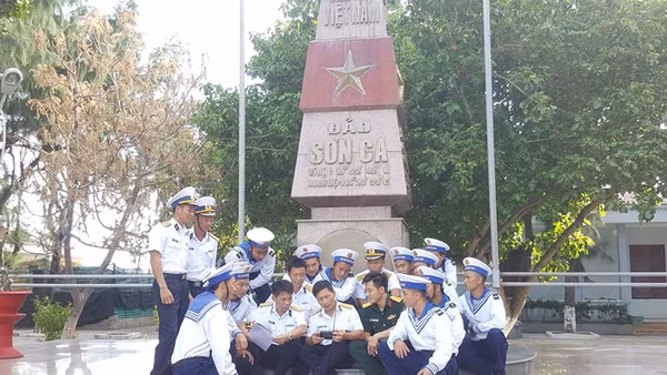 Cán bộ, chiến sĩ trên đảo Sơn Ca (Trường Sa, Khánh Hòa) theo dõi tin tức về Đại hội XIII của Đảng. Ảnh: PHONG NGUYÊN