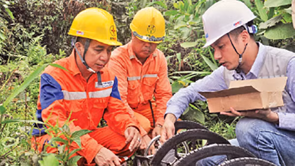 Giám đốc Công ty Điện lực Hà Giang kiểm tra thực địa công tác giảm thiểu sự cố đường dây 110 kV.