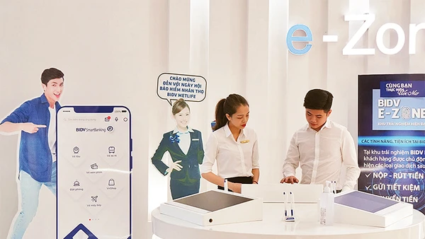 Khách hàng trải nghiệm dịch vụ e-Zone tại Ngân hàng Ðầu tư và Phát triển Việt Nam (BIDV). Ảnh: Ðăng Anh