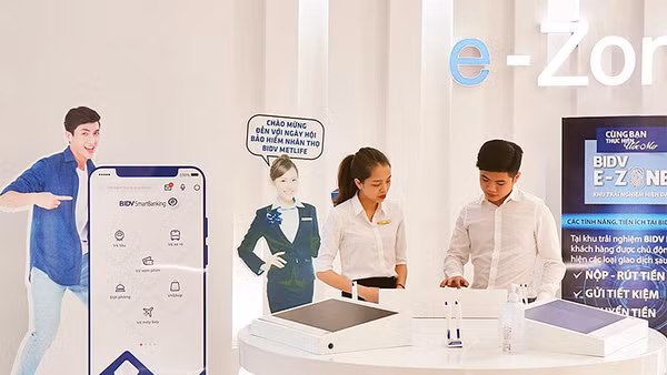 Khách hàng trải nghiệm dịch vụ e-Zone tại Ngân hàng Ðầu tư và Phát triển Việt Nam (BIDV). Ảnh: Ðăng Anh