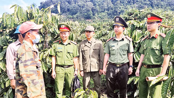 Công an xã Thuận An, huyện Đắk Mil (Đắk Nông) tuyên truyền, vận động người dân nâng cao cảnh giác, tích cực tham gia phòng, chống tội phạm. Ảnh: MINH QUỲNH