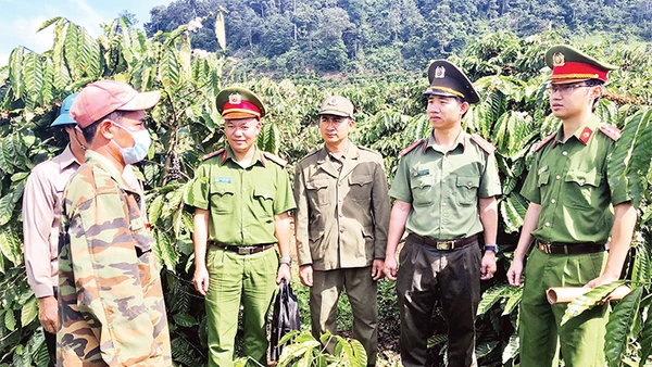 Công an xã Thuận An, huyện Đắk Mil (Đắk Nông) tuyên truyền, vận động người dân nâng cao cảnh giác, tích cực tham gia phòng, chống tội phạm. Ảnh: MINH QUỲNH