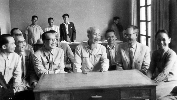 Chủ tịch Hồ Chí Minh nói chuyện với các đại biểu trí thức Quốc hội khóa III. Ảnh: MAI NAM