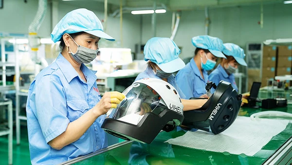 Sản xuất mũ cách ly di động Vihelm. Ảnh: Nhân vật cung cấp