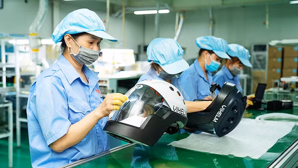 Sản xuất mũ cách ly di động Vihelm. Ảnh: Nhân vật cung cấp