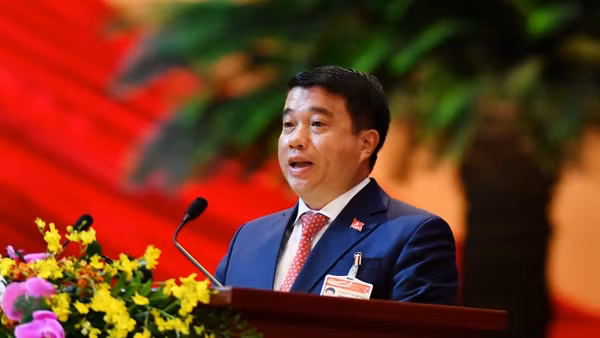 Đồng chí Y Thanh Hà Niê Kđăm, Ủy viên Trung ương Đảng khóa XIII, Bí thư Đảng ủy Khối Doanh nghiệp Trung ương trình bày tại Đại hội Đảng toàn quốc lần thứ XIII, sáng 28-1. Ảnh: ANH TUẤN -DUY LINH