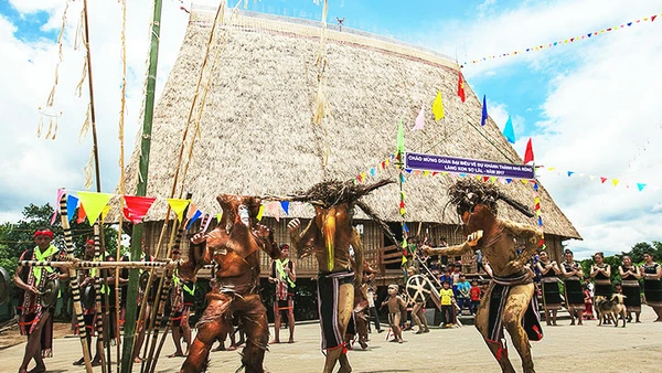 Những thanh niên khỏe mạnh phải “biến hóa” làm sao để lũ làng không ai nhận ra.