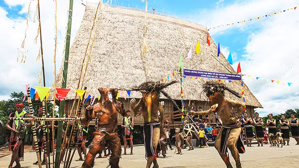 Những thanh niên khỏe mạnh phải “biến hóa” làm sao để lũ làng không ai nhận ra.