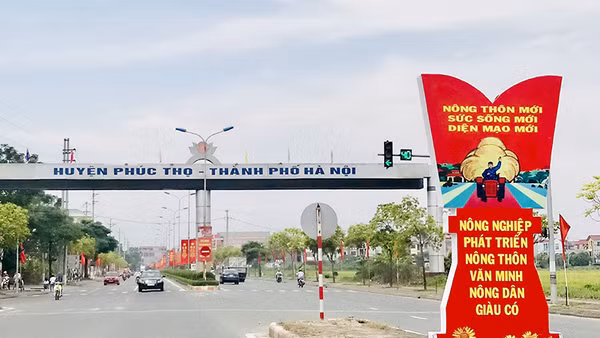 Hạ tầng giao thông tại huyện Phúc Thọ được đầu tư xây dựng khang trang.