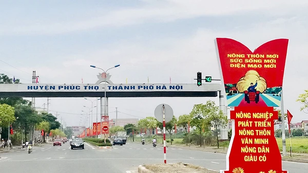 Hạ tầng giao thông tại huyện Phúc Thọ được đầu tư xây dựng khang trang.