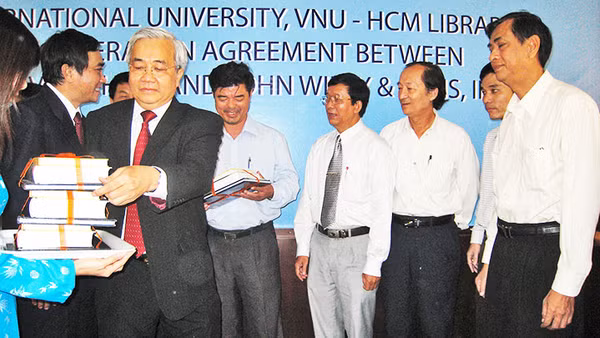 TS Võ Tá Hân trao sách cho Trường đại học Quốc tế tại TP Hồ Chí Minh.
