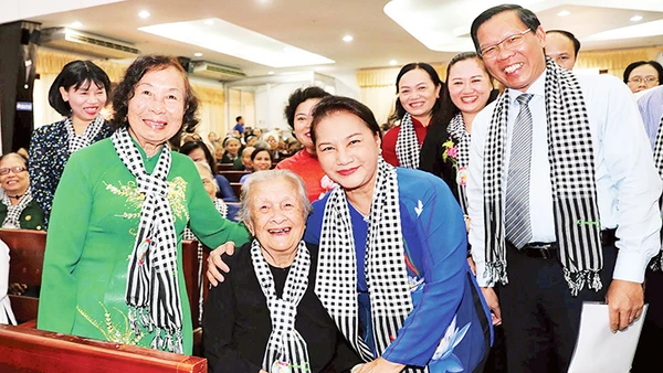 Chủ tịch Quốc hội Nguyễn Thị Kim Ngân đến dự họp mặt nhân kỷ niệm 60 năm phong trào Đồng khởi (Bến Tre). Ảnh: TRỌNG ĐỨC (TTXVN)