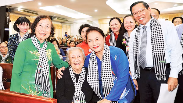 Chủ tịch Quốc hội Nguyễn Thị Kim Ngân đến dự họp mặt nhân kỷ niệm 60 năm phong trào Đồng khởi (Bến Tre). Ảnh: TRỌNG ĐỨC (TTXVN)