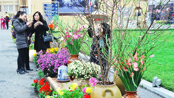 Tái hiện chợ hoa thời xưa. Ảnh: BẮC HẢI