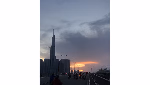 Thành phố đã tỉnh lại, sau một cơn mê dài.