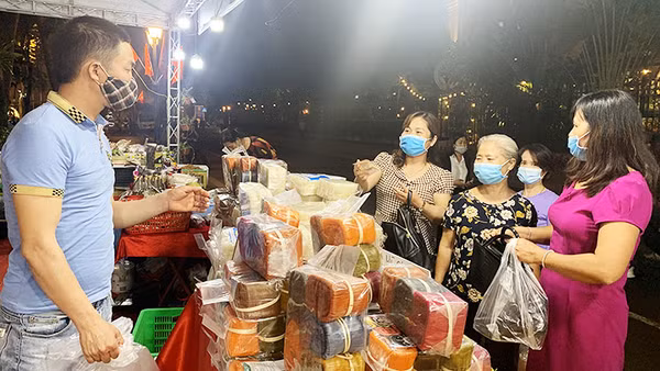 Khách tham quan mua sắm hàng hóa tại Hội chợ khuyến mại năm 2020.