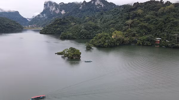 Một góc thắng cảnh du lịch hồ Ba Bể.