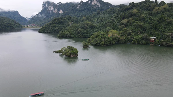 Một góc thắng cảnh du lịch hồ Ba Bể.