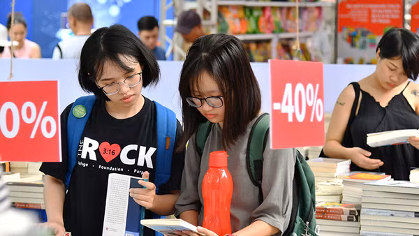 Các hội sách được tổ chức thu hút sự quan tâm của các bạn trẻ đến tìm đọc, góp phần nâng cao văn hóa đọc của giới trẻ (ảnh chụp trước ngày 27/4). Ảnh: MỸ HÀ