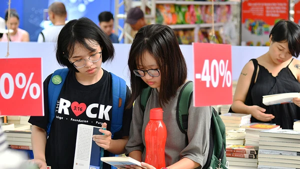 Các hội sách được tổ chức thu hút sự quan tâm của các bạn trẻ đến tìm đọc, góp phần nâng cao văn hóa đọc của giới trẻ (ảnh chụp trước ngày 27/4). Ảnh: MỸ HÀ