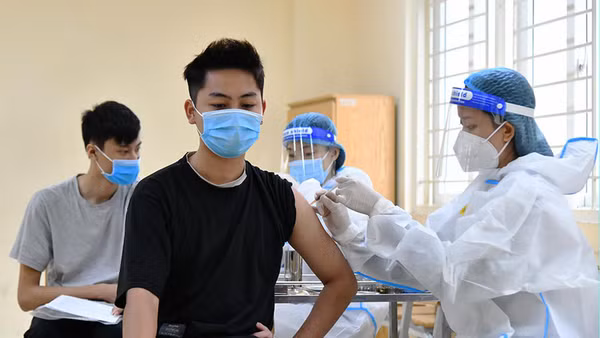 Tiêm vaccine phòng Covid-19 cho học sinh THPT tại Hà Nội. (Ảnh: Thủy Nguyên)