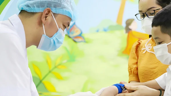 Trẻ kiểm tra lại sức khỏe sau nhiễm Covid-19. (Ảnh: Bệnh viện Nhi Trung ương)