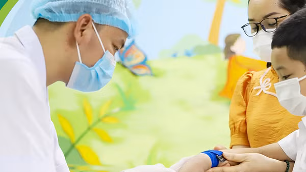 Trẻ kiểm tra lại sức khỏe sau nhiễm Covid-19. (Ảnh: Bệnh viện Nhi Trung ương)