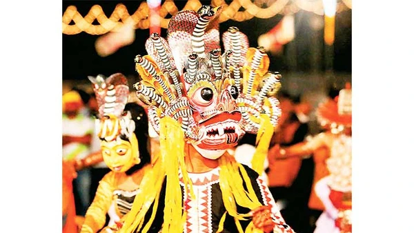 Câu chuyện sau những mặt nạ quỷ