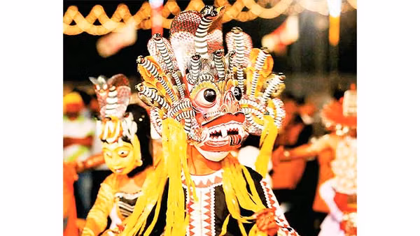 Câu chuyện sau những mặt nạ quỷ