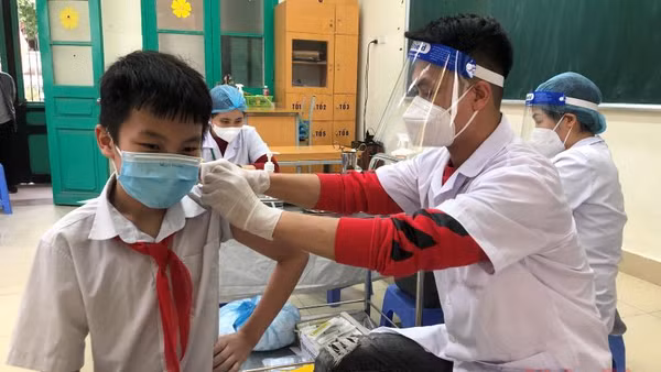 Các em học sinh lớp 6 được tiêm trong đợt đầu tiên. (Ảnh: NGUYÊN TRANG)
