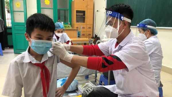 Các em học sinh lớp 6 được tiêm trong đợt đầu tiên. (Ảnh: NGUYÊN TRANG)