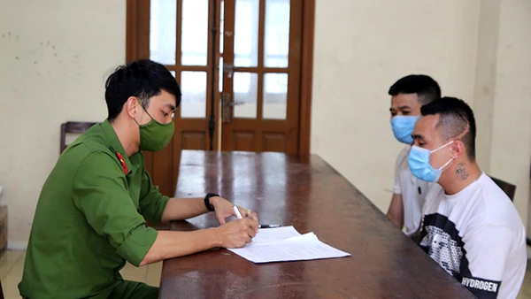 Cơ quan Cảnh sát điều tra Công an thành phố Ninh Bình (tỉnh Ninh Bình) lấy lời khai của các đối tượng trộm cắp thiết bị, phụ tùng ô-tô trên địa bàn. (Ảnh TRẦN DŨNG)