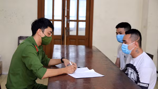 Cơ quan Cảnh sát điều tra Công an thành phố Ninh Bình (tỉnh Ninh Bình) lấy lời khai của các đối tượng trộm cắp thiết bị, phụ tùng ô-tô trên địa bàn. (Ảnh TRẦN DŨNG)