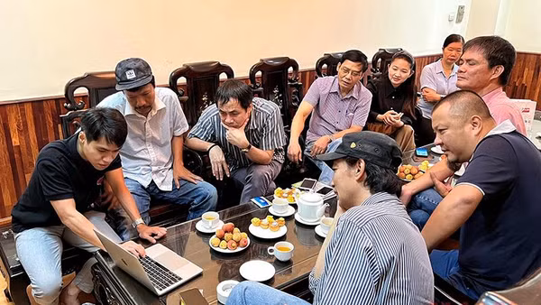 Các thành viên Ban Giám khảo thảo luận về những bức ảnh lọt vào chung khảo.