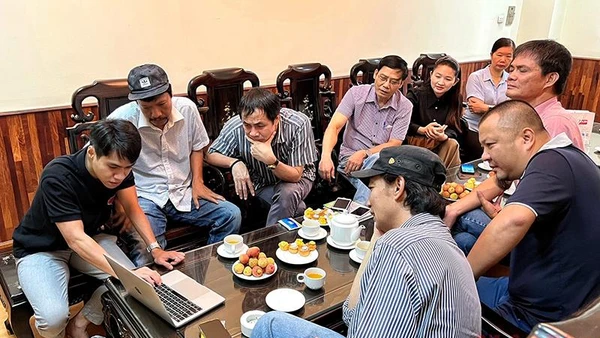 Các thành viên Ban Giám khảo thảo luận về những bức ảnh lọt vào chung khảo.