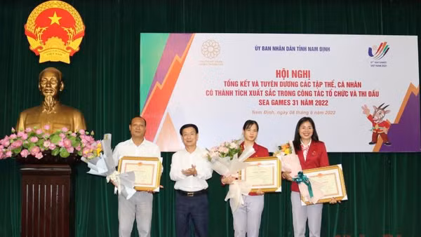 Chủ tịch UBND tỉnh Nam Định Phạm Đình Nghị trao tặng Bằng khen cho các vận động viên, huấn luyện viên xuất sắc tại SEA Games 31.