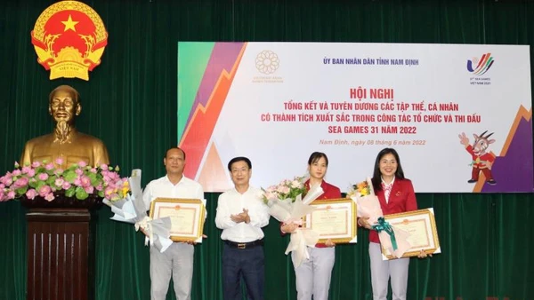Chủ tịch UBND tỉnh Nam Định Phạm Đình Nghị trao tặng Bằng khen cho các vận động viên, huấn luyện viên xuất sắc tại SEA Games 31.