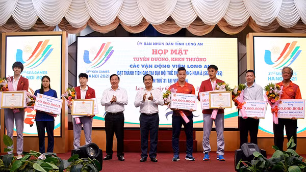 Lãnh đạo tỉnh Long An trao Bằng khen và hoa cho các vận động viên, huấn luyện viên.