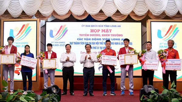 Lãnh đạo tỉnh Long An trao Bằng khen và hoa cho các vận động viên, huấn luyện viên.