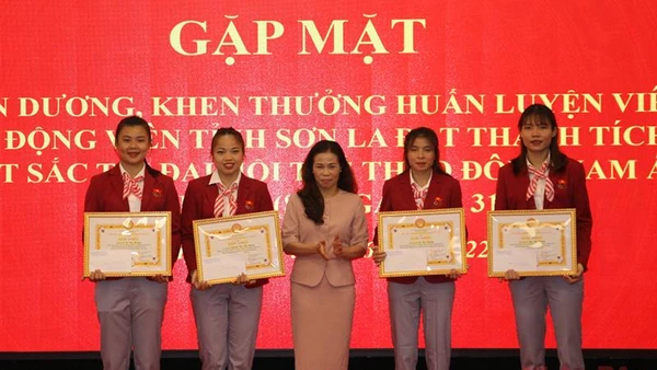 Hội Khuyến học tỉnh Sơn La tặng Giấy khen cho 4 vận động viên tham dự SEA Games 31.