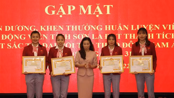 Hội Khuyến học tỉnh Sơn La tặng Giấy khen cho 4 vận động viên tham dự SEA Games 31.