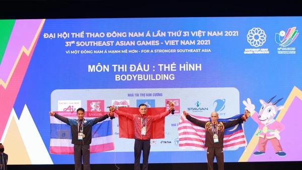 Đằng sau tấm Huy chương Vàng quý giá là nghị lực vươn lên của lực sĩ Đặng Thanh Tùng. (Ảnh: SƠN BÁCH)