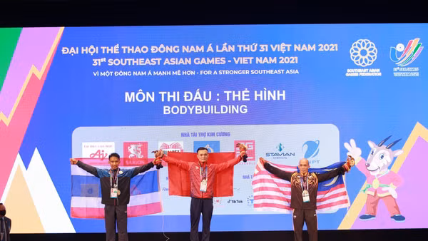 Đằng sau tấm Huy chương Vàng quý giá là nghị lực vươn lên của lực sĩ Đặng Thanh Tùng. (Ảnh: SƠN BÁCH)