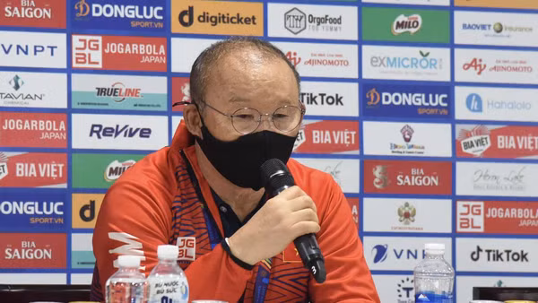 HLV Park Hang-seo trả lời truyền thông sau trận chung kết tối 22/5. (Ảnh: TRẦN HẢI)